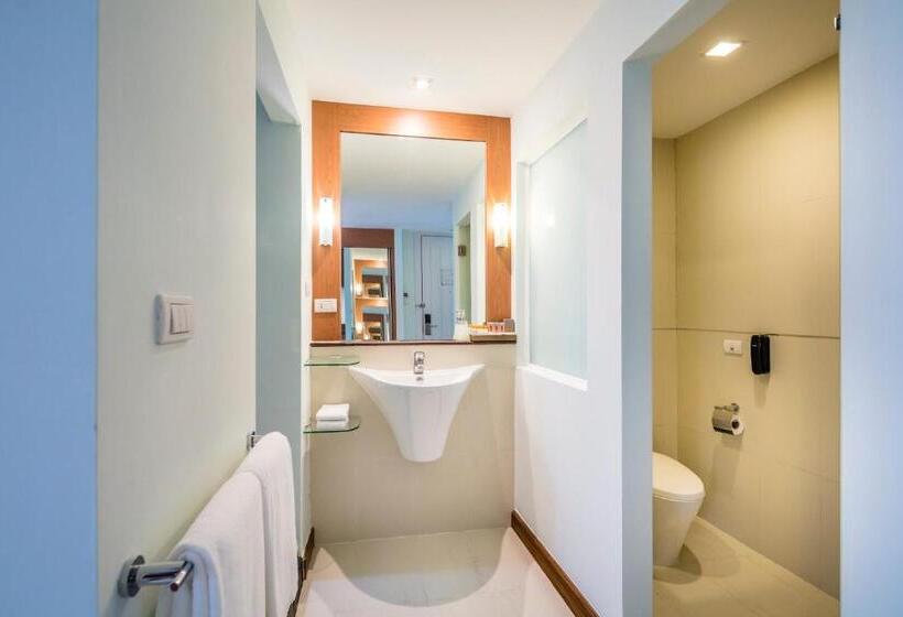 Quarto Deluxe, Solo, Sukhumvit 2, Bangkok   Sha Extra Plus