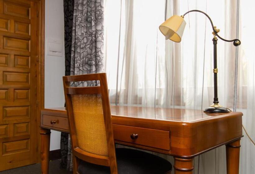Полулюкс, Boutique Hotel La Madrugada