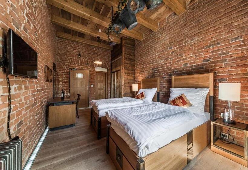 اتاق لوکس, Mariánský Dvůr