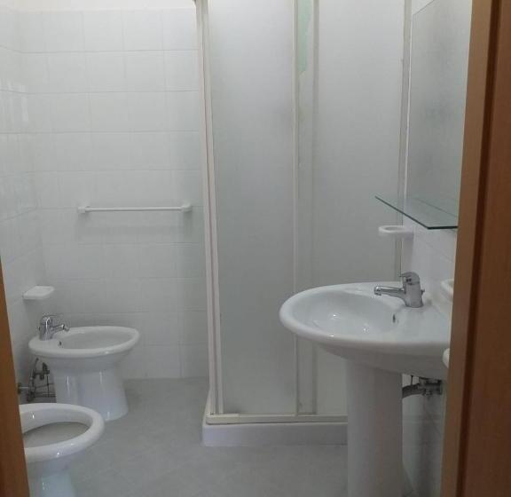 Номер Стандарт Индивидуальный, Room In Bb   Spacious Double Room A Stones Throw From The Sea
