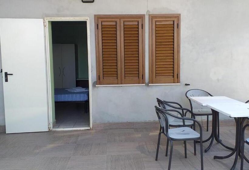 Номер Стандарт Индивидуальный, Room In Bb   Spacious Double Room A Stones Throw From The Sea