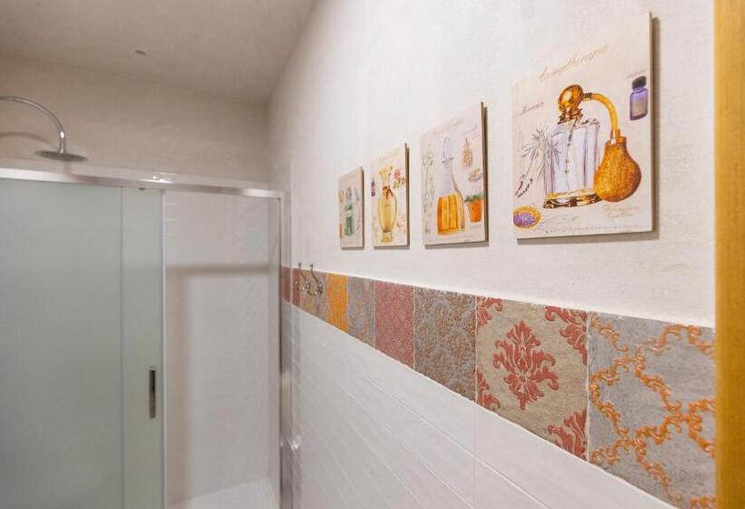 اتاق راحتی سه تخته, Palazzo Badiale History&rooms