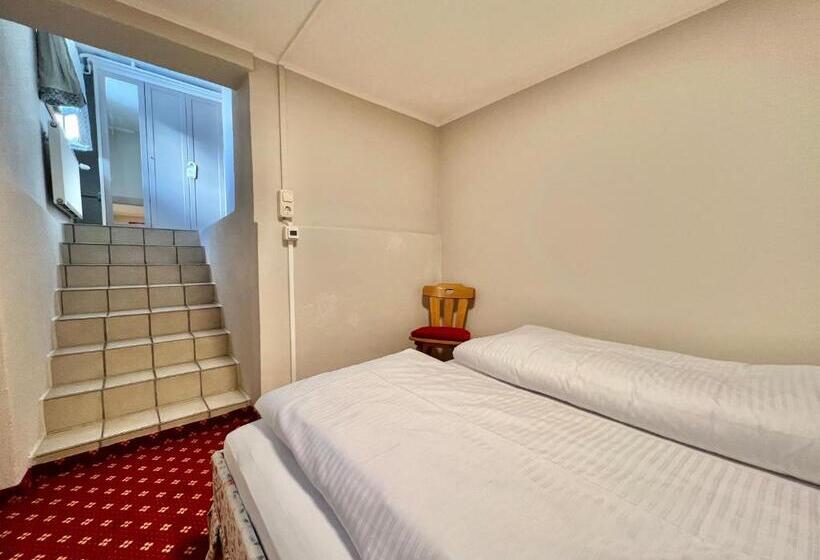 Standard 3 Bett Zimmer Geteiltes Bad, Lech Hostel