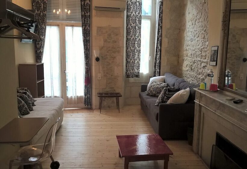 חדר משפחתי, Hôtel De La Paix