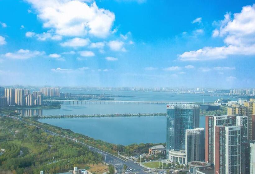 اتاق لوکس با چشم‌انداز دریاچه, Four Points By Sheraton Wuhan, Jiangxia