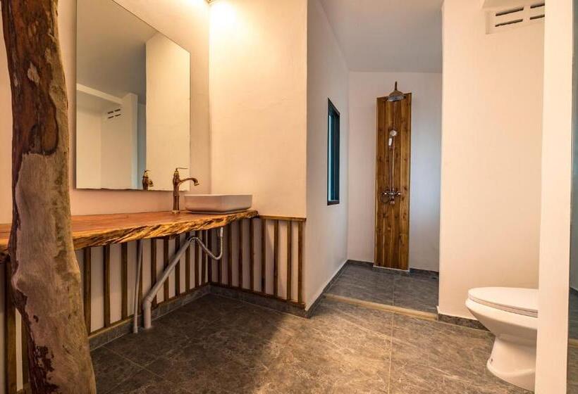بانگلوی استاندارد, Hidden Beach Resort