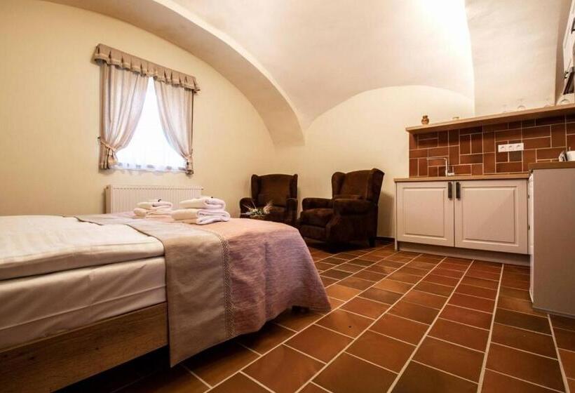 스탠다드 스튜디오, Residence Tvrz Skočice