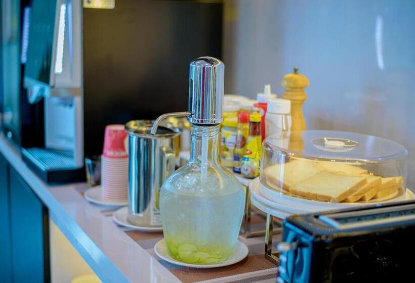 Студио Стандарт с Балконом, The Living Hotel Samutprakan