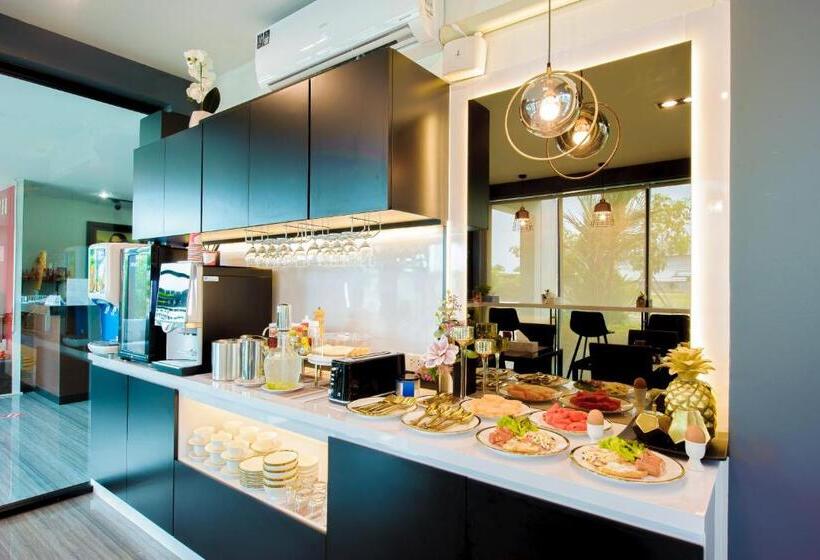 Студио Стандарт с Балконом, The Living Hotel Samutprakan