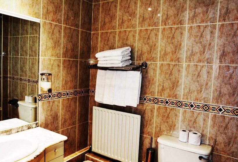 اتاق استاندارد چهار تخته, Ashbourne Court