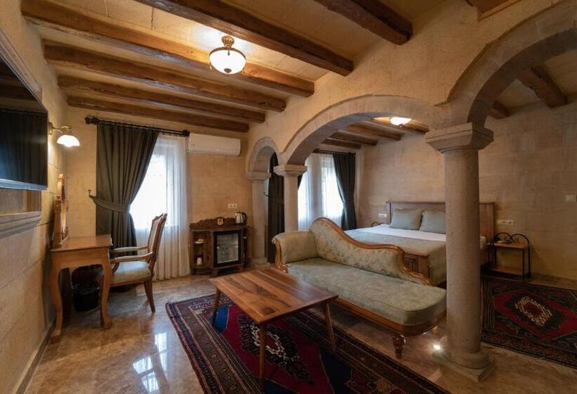 سوئیت با تخت بزرگ, Cratus Stone Palace