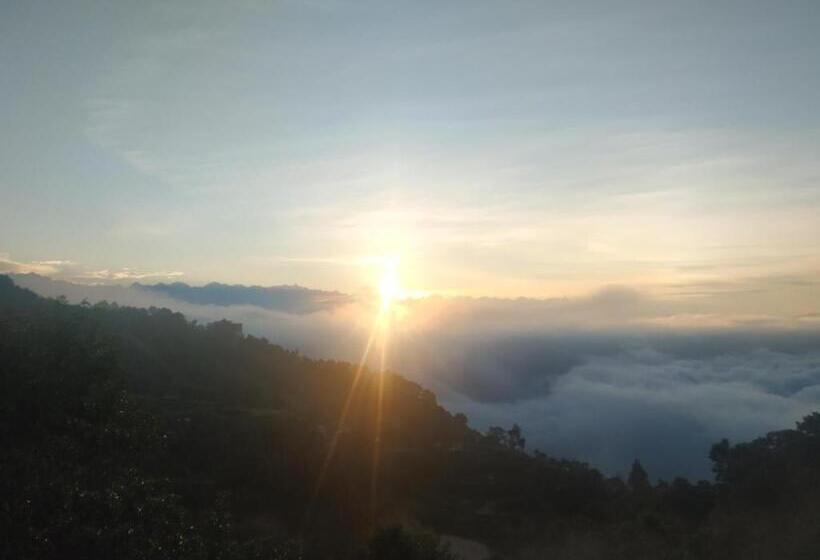 اتاق خانوادگی با چشم‌انداز کوه, Himalayan Glacier