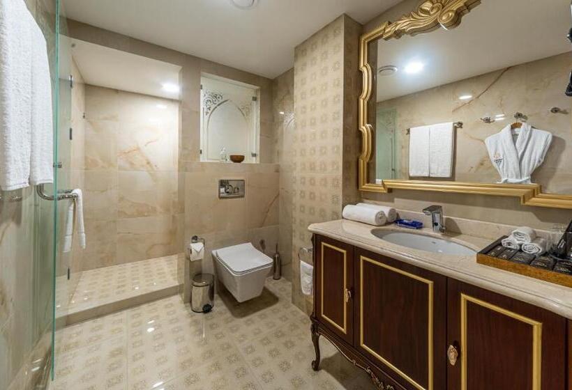 سوئیت با تخت بزرگ, Manor