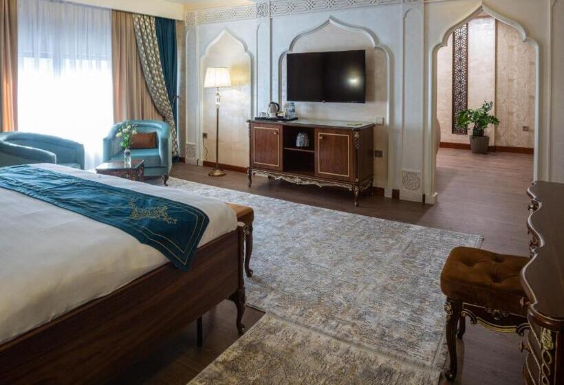 سوئیت با تخت بزرگ, Manor