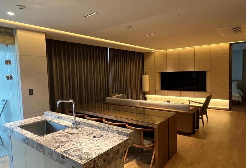 Royal Suite, Sono Felice Delpino