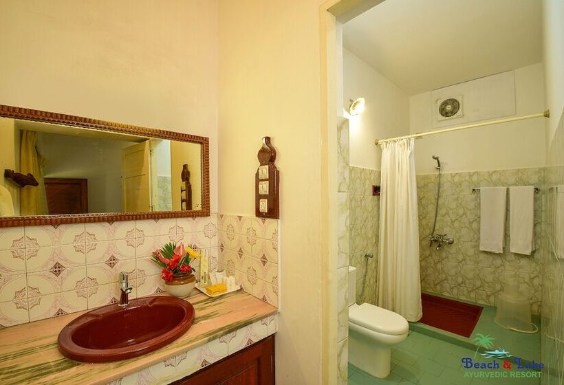 Quarto Deluxe, Beach And Lake Ayurvedic Resort, Kovalam