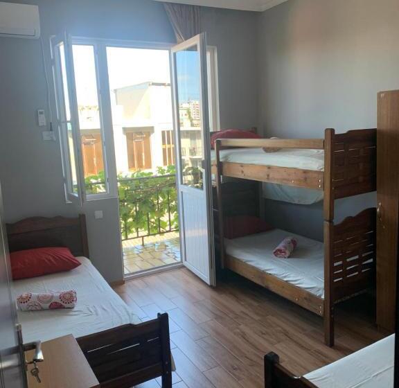 اتاق استاندارد چهارنفره با بالکن, Guest House Polaris