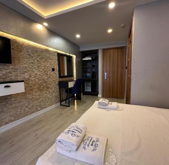 Standard Triple Room with Terrace, Sirkeci Quietness