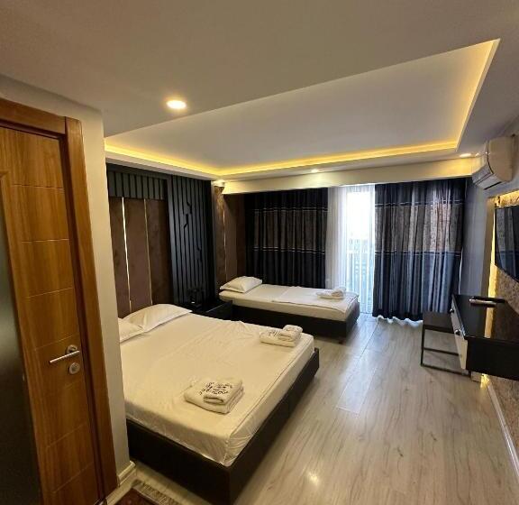 Standard Triple Room with Terrace, Sirkeci Quietness