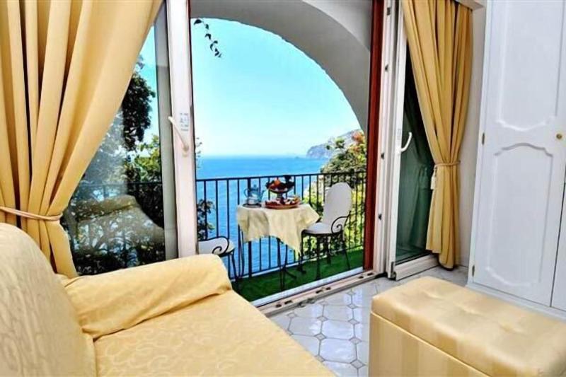 سوییت جونیور با چشم‌انداز دریا, Albergo La Conca Azzurra