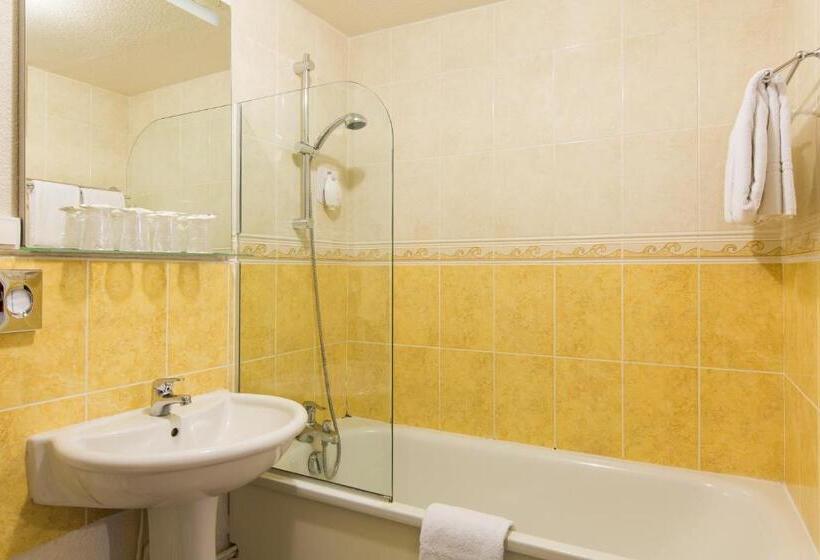 Номер Стандарт Трехместный, Comfort Hotel Etampes