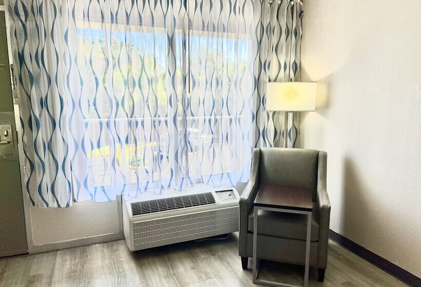 带2个双人床的标准工作室, Days Inn By Wyndham Melbourne