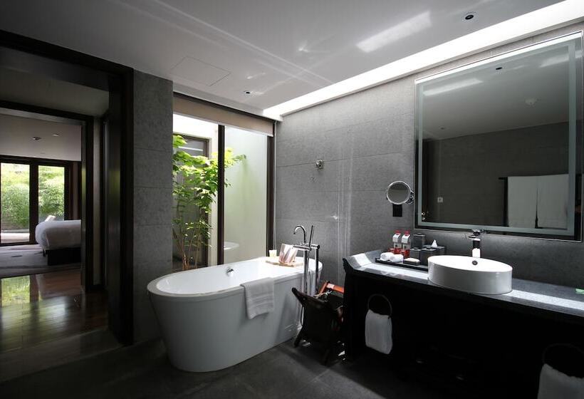 Вилла Deluxe 2 Спальни, Pullman Lijiang Resort & Spa