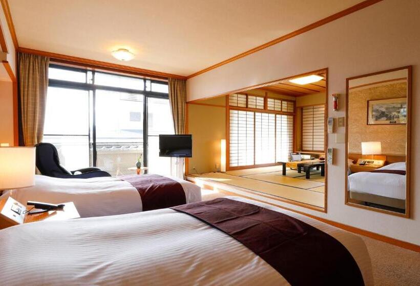 Семейный Номер, Ryokan Asukasou At The Entrancne Of Nara Park