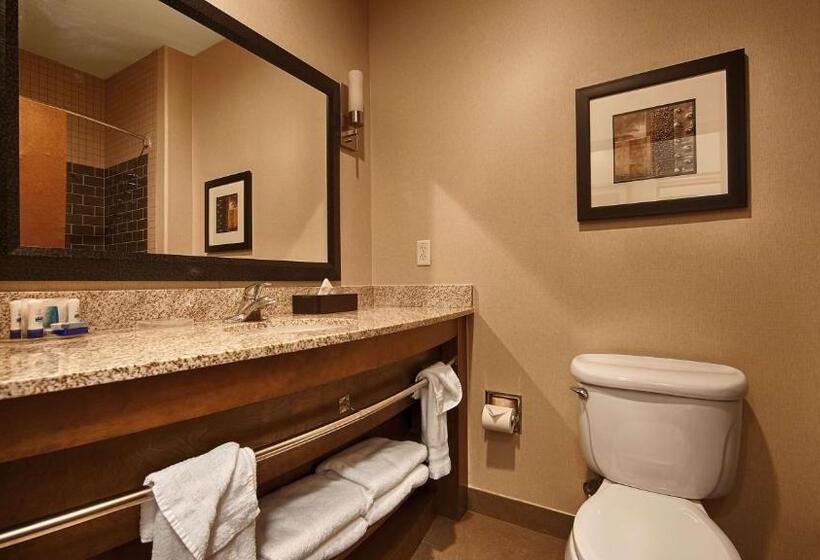מיטת קינג בסוויטה, Best Western Plus Lackland Hotel And Suites
