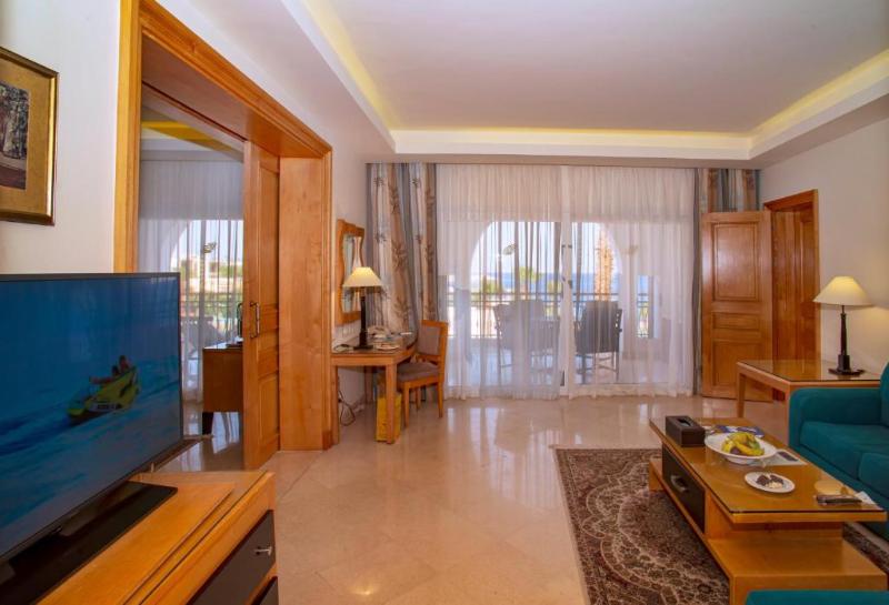 מיטת קינג בסוויטה, Best Western Plus Lackland Hotel And Suites