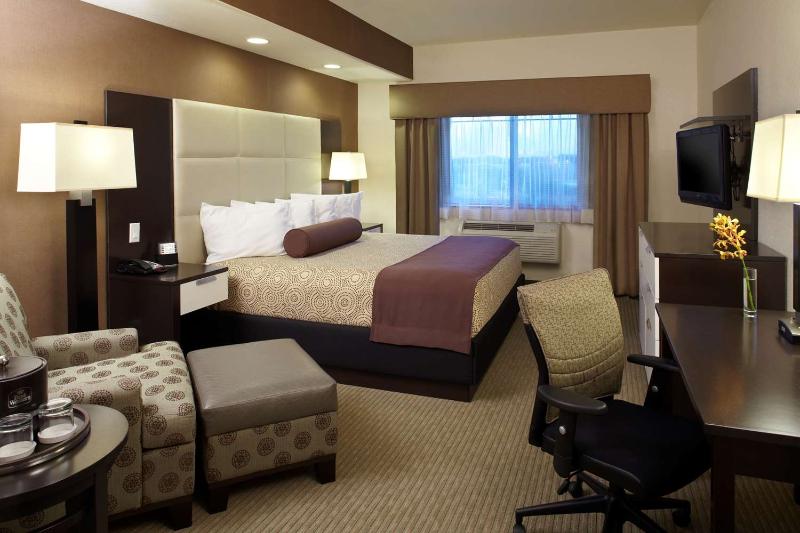 חדר סטנדרט עם מיטת קינג, Best Western Plus Lackland Hotel And Suites