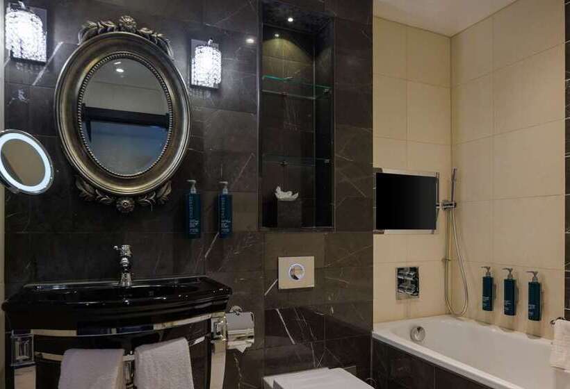 اتاق دلوکس با تخت کینگ و چشم‌انداز, Hilton London Syon Park