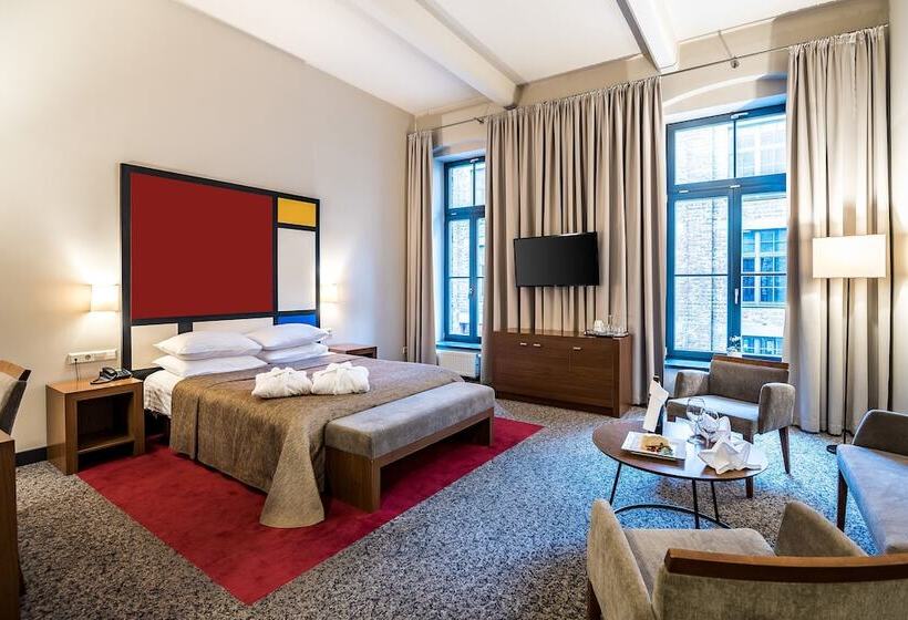 سوییت جونیور, Victoria Hotel Kaunas