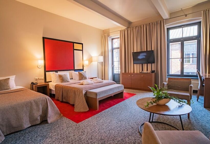 سوییت جونیور, Victoria Hotel Kaunas
