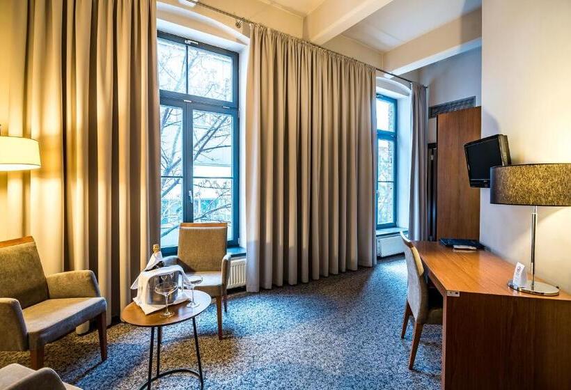 سوییت جونیور, Victoria Hotel Kaunas