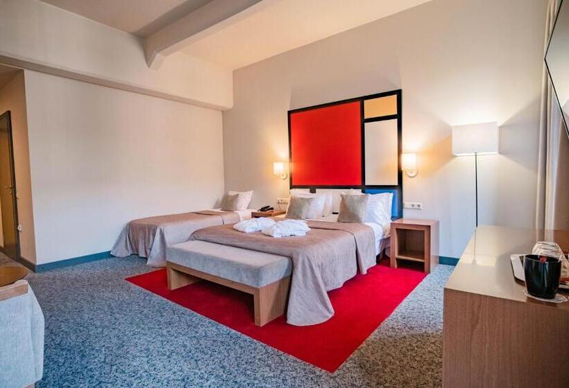 سوییت جونیور, Victoria Hotel Kaunas