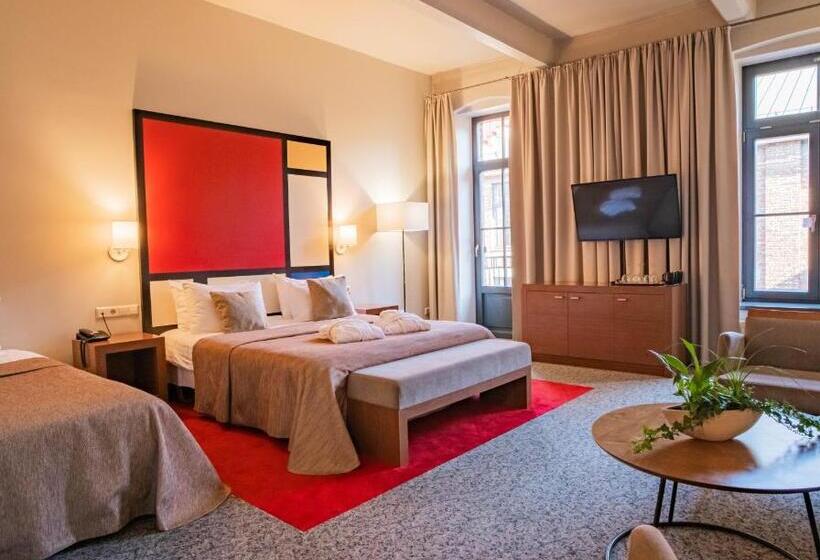 سوییت جونیور, Victoria Hotel Kaunas