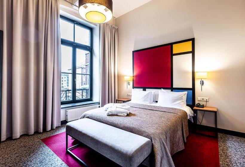 سوییت جونیور, Victoria Hotel Kaunas