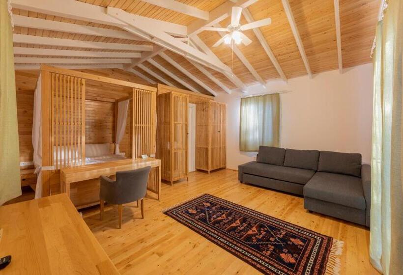 سوییت سوپریور, Apa Mountain Lodge