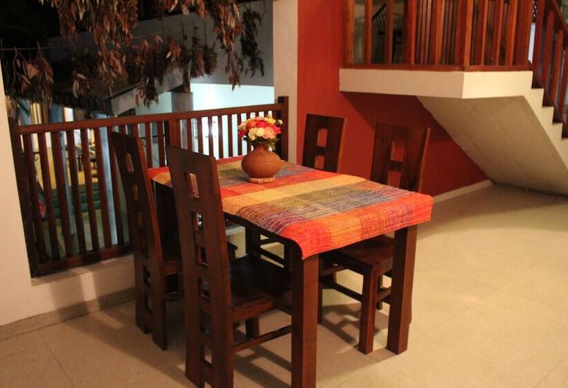 غرفة ديلوكس مطلة على حمام السباحة, Comfort Guest House