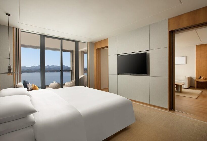 Suite with lake view, Voco Thousand Island Lake, An Ihg