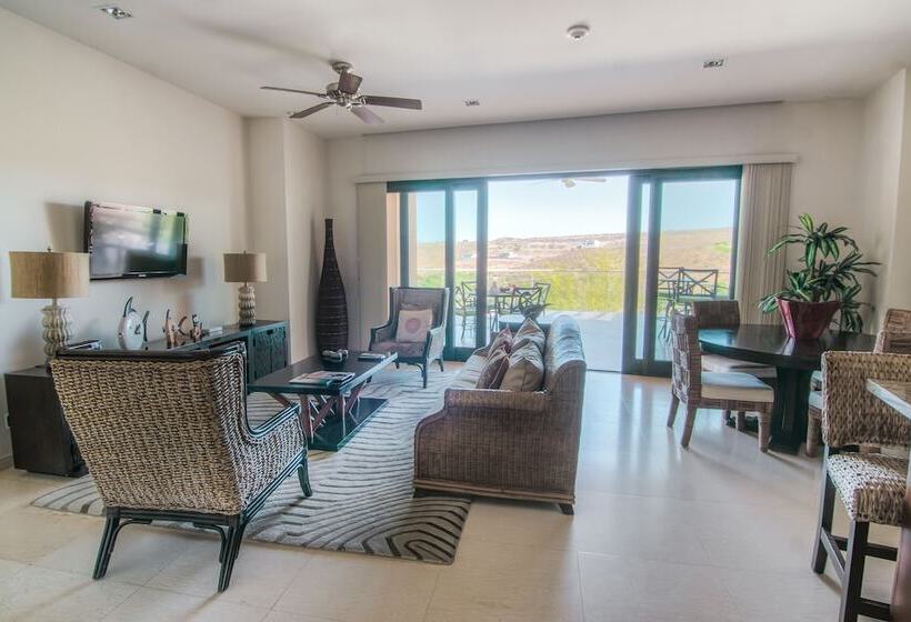 سوئیت با چشم‌انداز زمین گلف, Puerta Cortes Residences