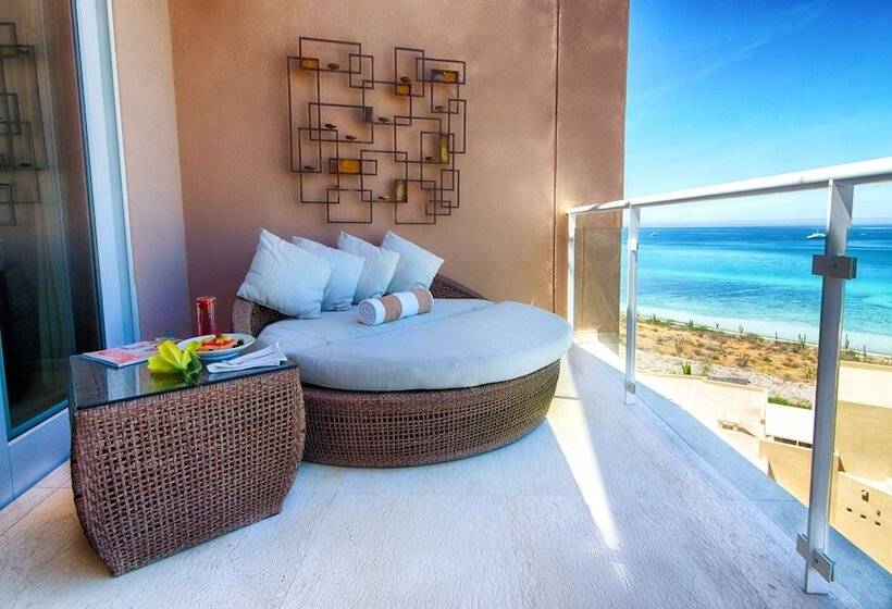 سوئیت با چشم‌انداز زمین گلف, Puerta Cortes Residences