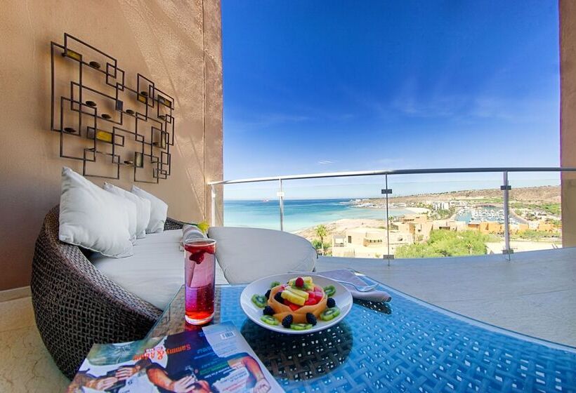 سوئیت با چشم‌انداز زمین گلف, Puerta Cortes Residences