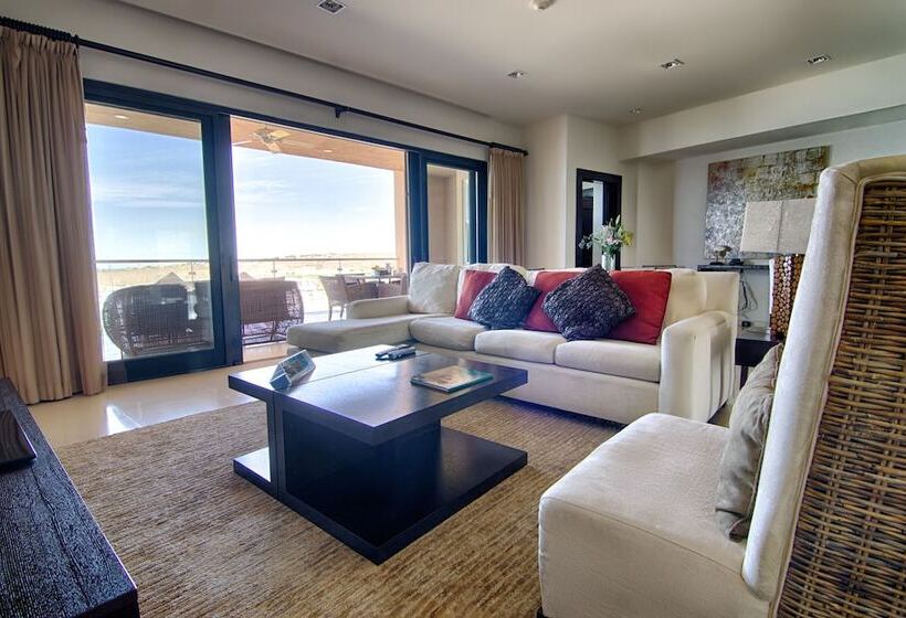 سوئیت با چشم‌انداز زمین گلف, Puerta Cortes Residences