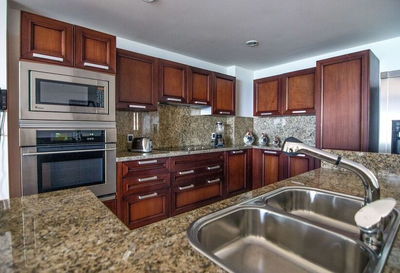 سوئیت با چشم‌انداز زمین گلف, Puerta Cortes Residences