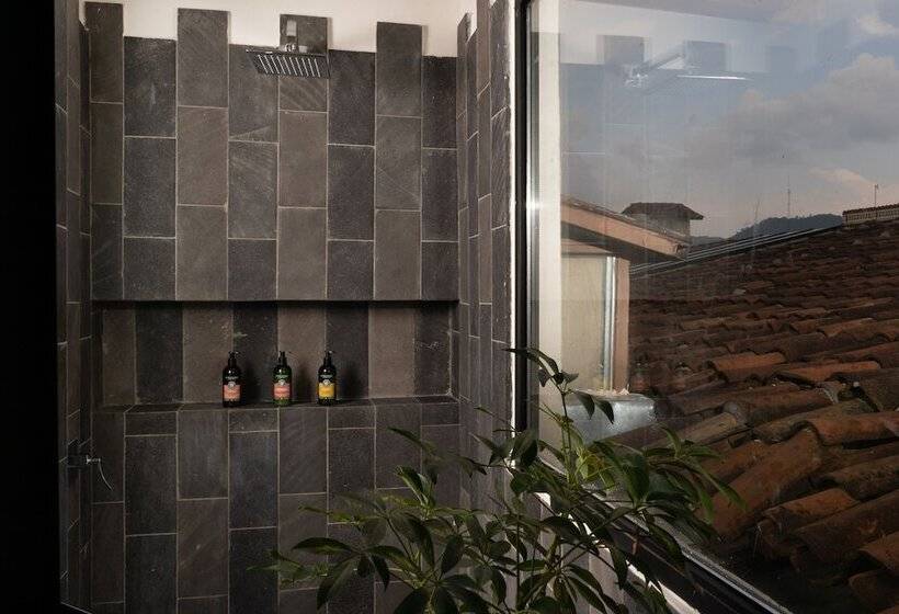 سوییت لوکس, Sombra Del Agua