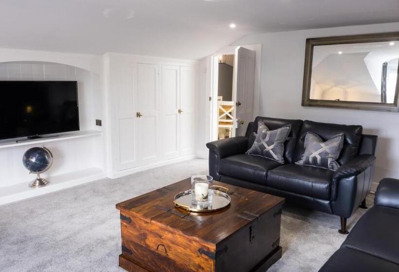 1 Bedroom Penthouse Apartment, Invernairne