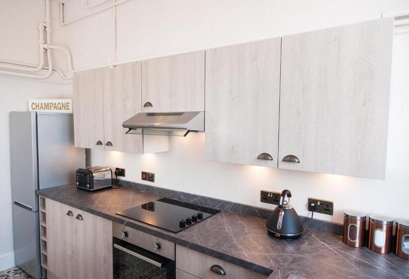 1 Bedroom Penthouse Apartment, Invernairne