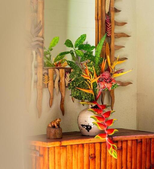 اتاق خانوادگی با چشم‌انداز باغ, Heliconia Island